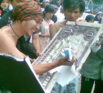 Dolar AS Dirusak di Gedung Sate