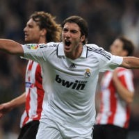 Higuain Bidik Kostum Tim Tango