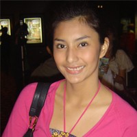 Tyas Mirasih Bergaya Dengan Motif Tartan