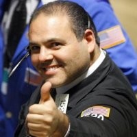 Senyuman Lebar di Wall Street