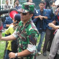 Pukul Kamera Wartawan, Anggota TNI Diusir Paksa