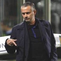 Mourinho Adem Meski Kacamata Lagi