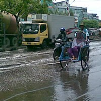 Tak Ada Selokan, Air Hujan Menggenang di Jalan-jalan
