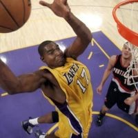 Lakers Tambah Kontrak Bynum