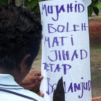 Polisi Kejar Penyebar Selebaran Tolak Eksekusi Amrozi Cs