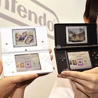 Ratusan Gamer Ngantri Demi Nintendo DSi