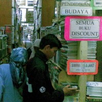 Buku Bergambar Palu Arit Tak Ditemui di Bandung