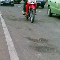 Lubang Menganga Sepanjang Semanggi-Cawang