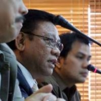 Agung Laksono Kecewa Pemerintah Belum Turunkan Harga BBM