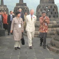 Pangeran Charles Sesalkan Keindahan Borobudur Dirusak Banyaknya Tower BTS