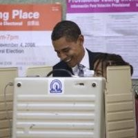  Didampingi Putrinya, Obama Nyoblos di Chicago