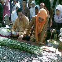 Sebelum Mencoblos, Khofifah Nyekar Didampingi Suami