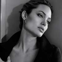 Angelina Jolie Gigit Jari