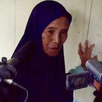 Didatangi Forum Umat Islam,Tariyem Bawa Foto Amrozi Cs