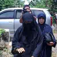 Ingin Jenguk Muklas, Paridah Tiba di Tenggulun Lamongan