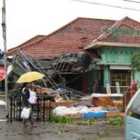Banyak Atap Gedung Jebol, Jalanan Macet Total