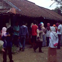 Warga Ramai-ramai Abadikan Rumah Amrozi