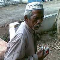 Ingin Lihat Pemakaman Amrozi, Zaini Kayuh Sepeda 9 Km