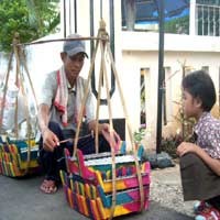 Demi Sesuap Nasi, Penjual Gambang Rela Berkeliling