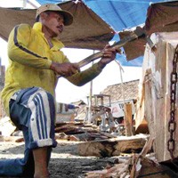 Herman Gantungkan Penghasilan Jadi Pembuat Perahu Ikan Keliling