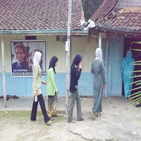 Ibunda Amrozi Sakit, Penjenguk Mengalir