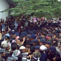 Terjadi Adu Fisik Antara Brimob dan Pendukung Amrozi
