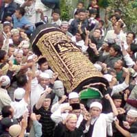 Pelayat Dorong-dorongan, Beberapa Orang Tersungkur