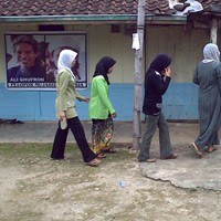 Pelayat Mulai Datangi Rumah Amrozi di Tenggulun