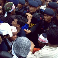 Terjadi Adu Fisik Antara Brimob dan Pendukung Amrozi