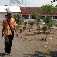 Pelajar SMA di Banyuwangi Belajar di Tengah Makam