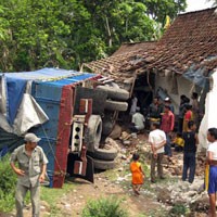 Truk Bermuatan Mebel Terjang Rumah, Enam Orang Luka