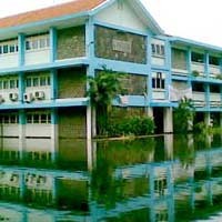 Siswi SMK Tarakanita Pulang Sekolah Naik Perahu Karet