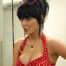 Dada Katy Perry Ngintip di Panggung