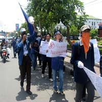 Jelang Penentuan Gubernur Jatim, Mahasiswa Gelar Demo