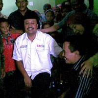 Suara Pilgub Dihitung, Gus Ipul Besuk Ketua GP Ansor Lamongan