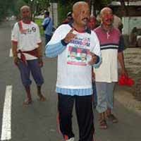 Rayakan Kemenangan KarSa, Guru SD Jalan Kaki 63 Km