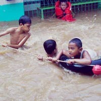 Tetap Ceria di Tengah Banjir