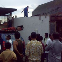 Ambil Bola di Atap, Seorang Bocah Tewas Kesetrum