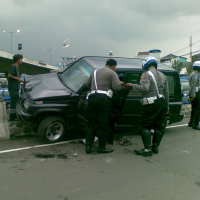 Sopir Ngantuk, Mobil Tabrak Pembatas Jalan