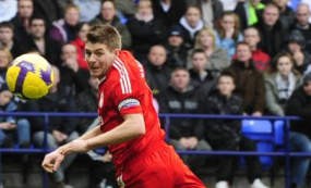 Kuyt-Gerrard Menangkan Liverpool
