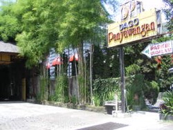 Usai Belanja di FO, Makan di Dago Panyawangan