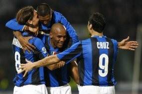 Dua Gol Ibra Kokohkan Inter di Puncak