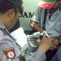 Polisi Berburu Preman di Perempatan Jalan dan Bus Kota