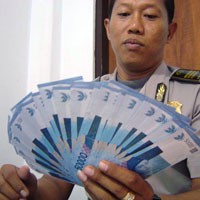 Polisi Amankan Pembeli Perhiasan dengan Uang Palsu