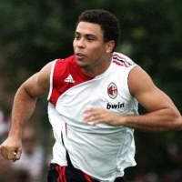 Ronaldo Dirayu Klub Seri B