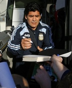 Maradona Satukan Argentina dan Skotlandia