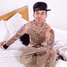 Travis Barker Kembali Main Drum