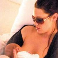 Angelina Jolie Kelelahan Menyusui Si Kembar