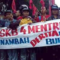 Demo di Tengah Guyuran Hujan, Tuntutan Buruh Kandas