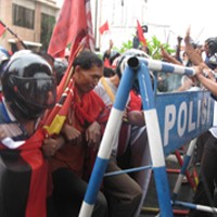 Aksi Dorong Warnai Demo Buruh Tolak SKB 4 Menteri